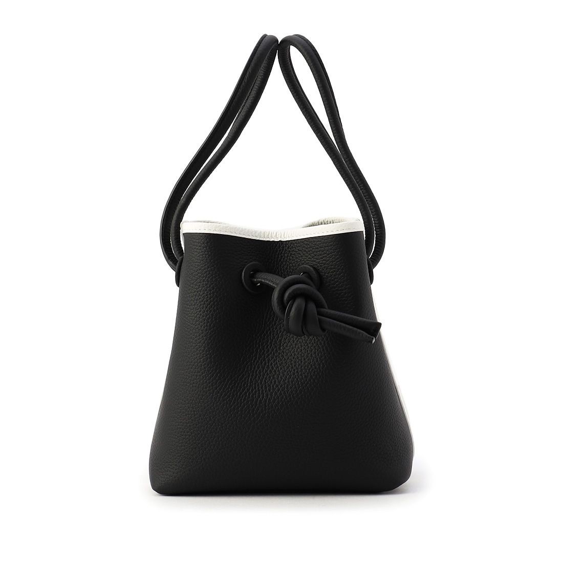 BARNEYS_JAPAN's tweet photo. オンラインストアより： ＜ステート オブ エスケープ＞と＜ヴァジック＞より、特別にオーダーした限定アイテムが登場。
発売に先駆けて、オンラインストアにて先行オーダーを実施いたします。
https://t.co/bEX7x3P9Gf
#vasic #ヴァジック #stateofescape #ステートオブエスケープ #バッグ https://t.co/VYI0RVwBmK