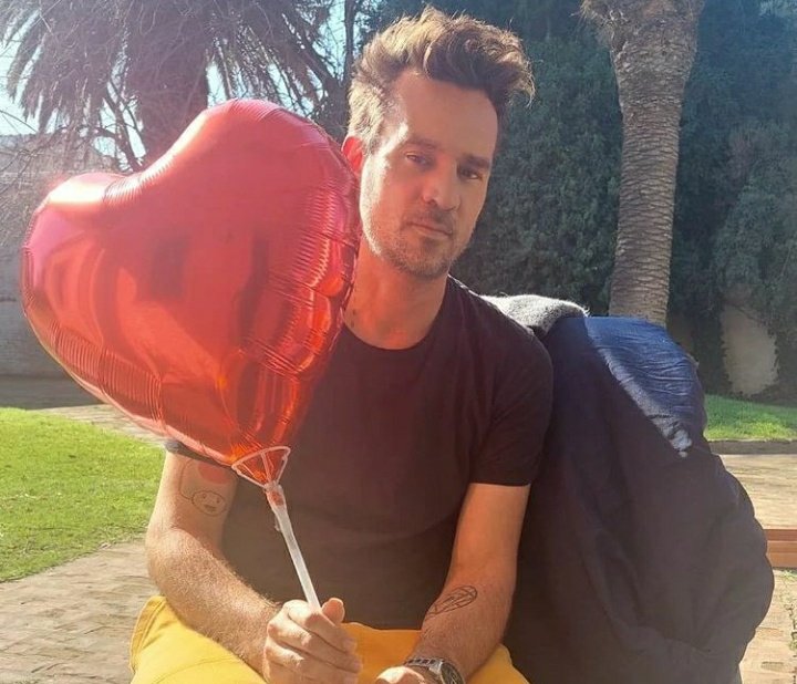 a veces siento que somos él y yo contra el mundo