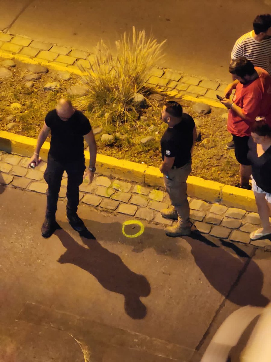 CENACCIONCHILE's tweet photo. Intento portonazo a dos funcionarios de brigada de tonos de la pdi en Irarrazaval con av Italia, donde es herida a bala en brazo y traslada a hoscar, sin heridas graves gracias a Dios https://t.co/sEAWLissNS