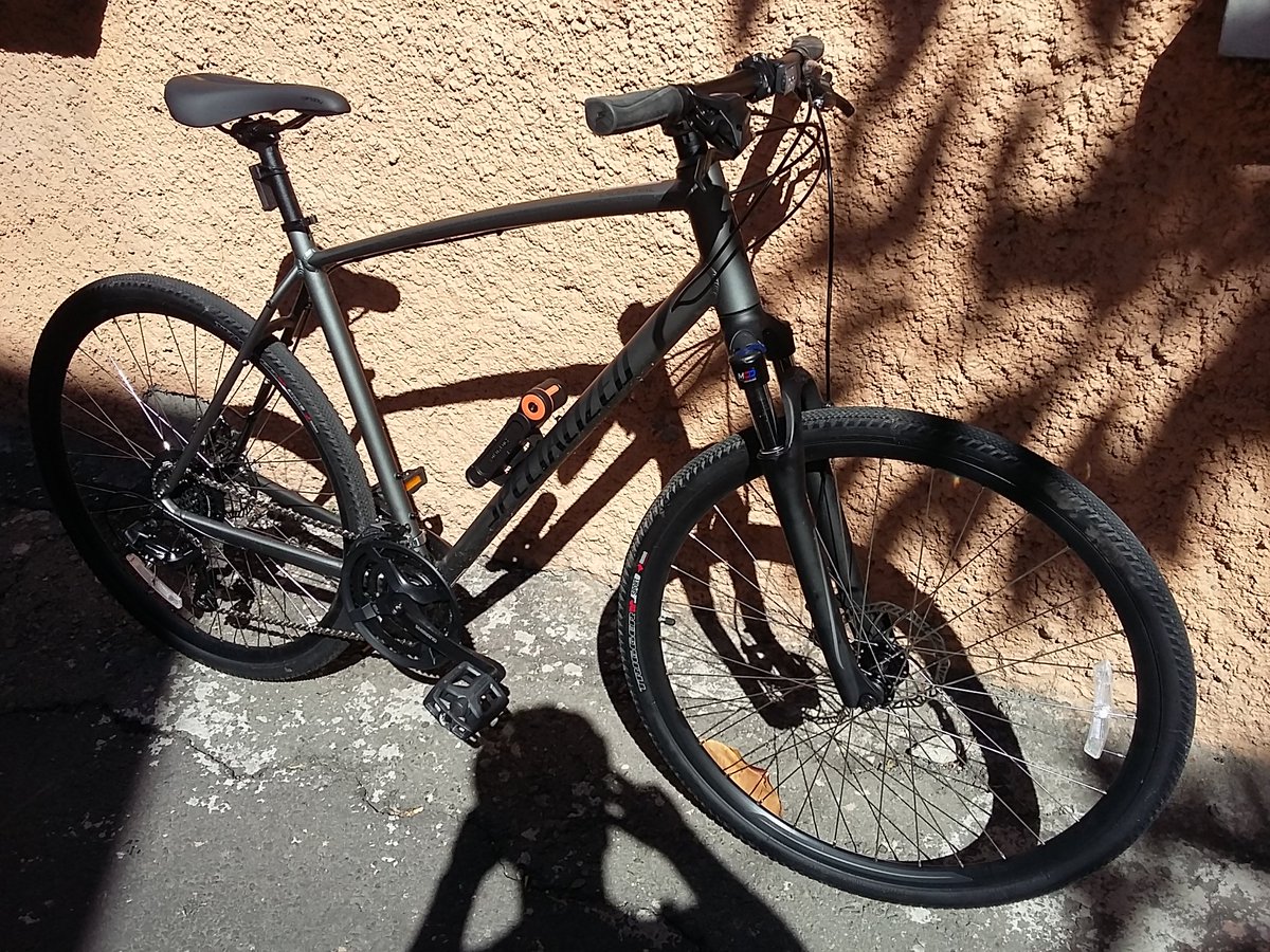 arnovdbos's tweet image. Hoy me robaron mi bici en calle Boston c/ Insurgentes, colonia @CNocheBuenaBJ. Estaba amarrada debajo de 2 cameras, una de la policia, que no vió nada...
Necesitamos infraestructura para movernos, pero también para ESTACIONAR bicis de forma segura.