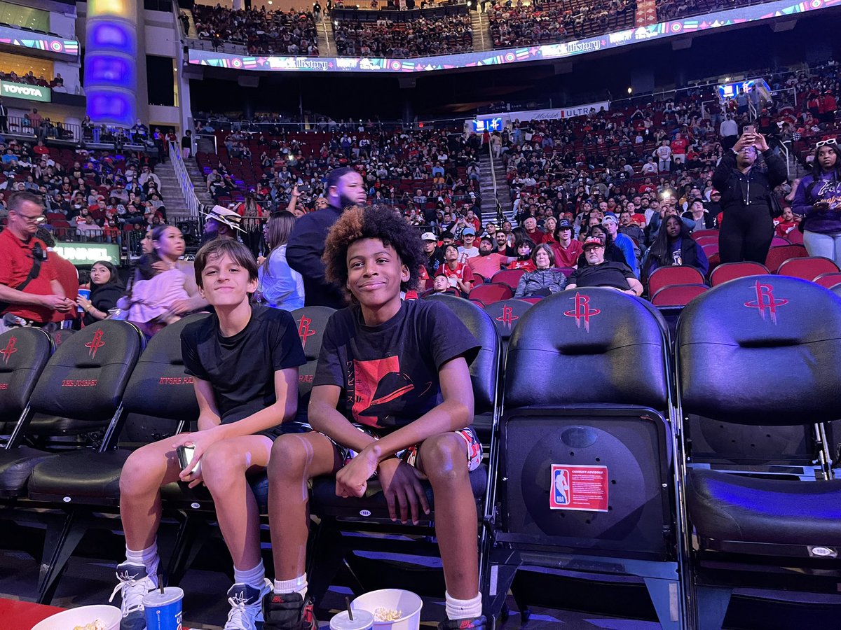 teroyaeason's tweet photo. It’s Tegas birthday @Kevinporterjr let him sit in his delicious floor seats with his buddy. He’s wearing a 10.5 at 11 y’all!!! He wants to go!!! I think I got one more in me!!! https://t.co/3uP4KXNxw6