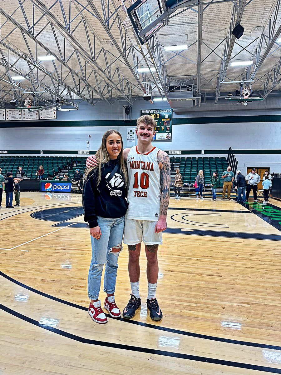 cdanhofbellach's tweet image. It’s a big week in the Bellach home✨
Senior night for @avabellach31
Last home game for @calebbellach
Also both kids are nearing the 1000 point mark for their respective careers‼️
Belly and I hate missing games - but this is as I say a #firstworldproblem we are so proud!