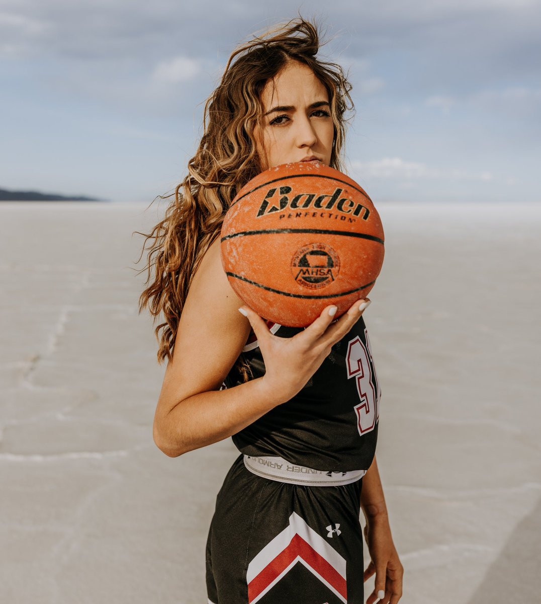cdanhofbellach's tweet image. It’s a big week in the Bellach home✨
Senior night for @avabellach31
Last home game for @calebbellach
Also both kids are nearing the 1000 point mark for their respective careers‼️
Belly and I hate missing games - but this is as I say a #firstworldproblem we are so proud!