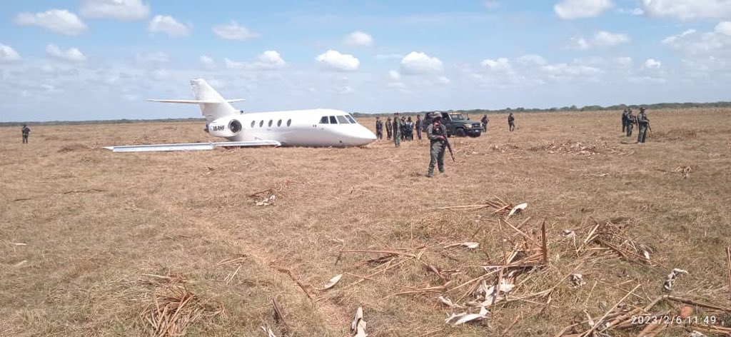 Redi_andes's tweet photo. #FANB en defensa de nuestro espacio aéreo, Tras persecución aérea de la Aviación Militar, aeronave con siglas mexicanas y transponder desconectado es conminada a aterrizar de manera forzosa en campo traviesa en Barinas por violación del espacio aéreo y de códigos internacionales. https://t.co/7RsAjIfAWO