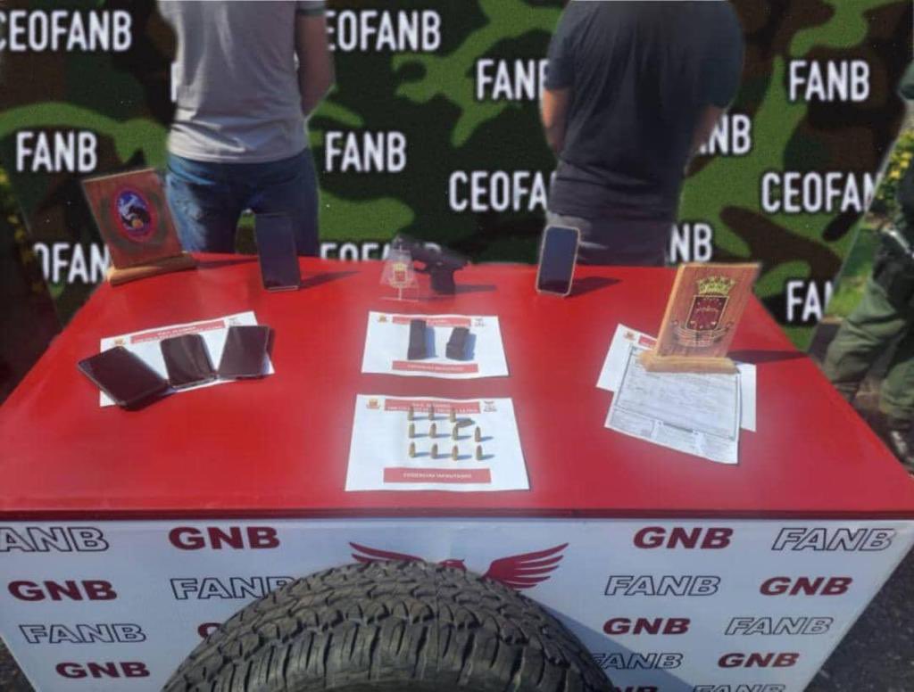 #FANB en lucha frontal contra el narcotráfico, en el estado Táchira detiene en PAC a 2 ciudadanos venezolanos procedentes de Colombia, con más de 21 Kg de cocaína, ocultos en un caucho de repuesto, además de un arma de fuego, munición y 5 teléfonos con evidencias criminalísticas.
