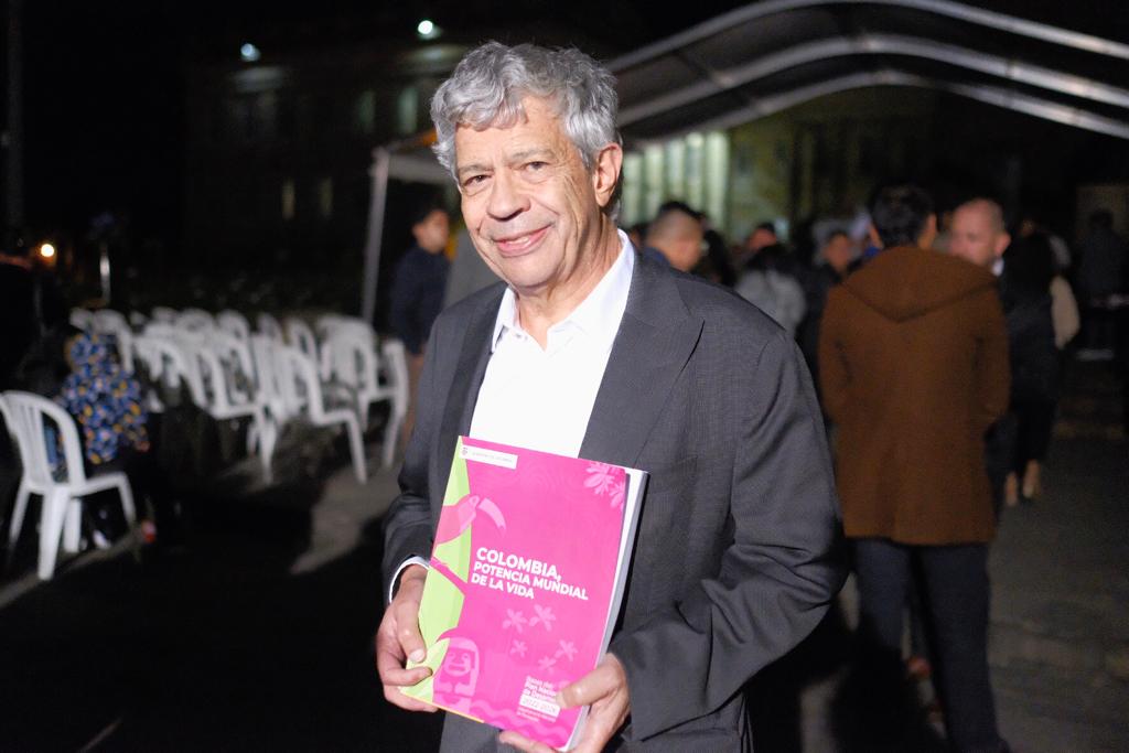 Tania_GuzmanP's tweet photo. Hoy en compañía del señor Presidente @petrogustavo, de nuestro Director General @dnp_colombia #JorgeIvánGonzález y de todo el equipo de Gobierno radicamos #ElPlanDeLaGente la hoja de ruta del Gobierno del Cambio que nos llevará a ser una potencial mundial de la vida. https://t.co/PHs0a6Q8fn