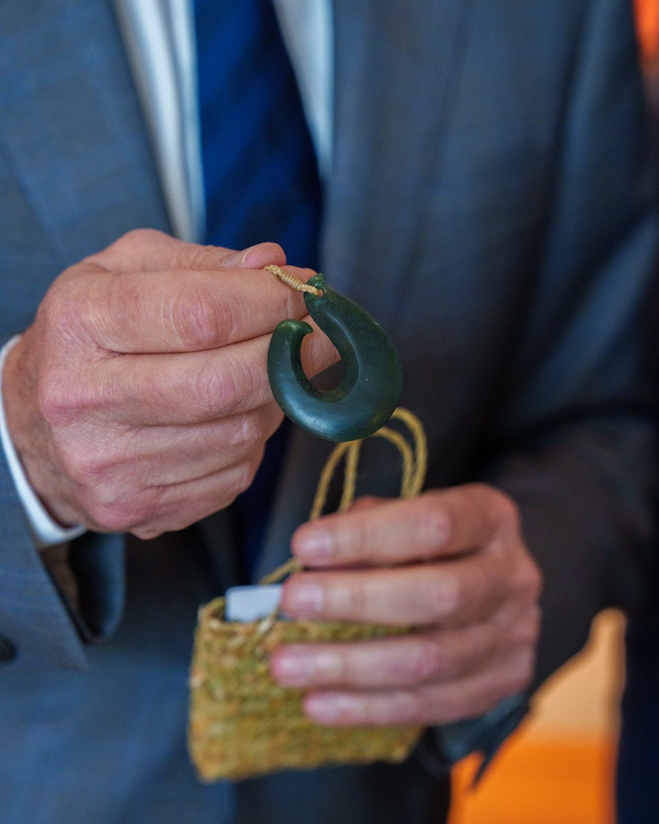 @chrishipkins I gave Chris some of my favourite Aussie records – @ThelmaPlum_ , @gangofyouths and @AtheAstronaut.

He gave me a greenstone Pounamu in the shape of a hook, which signifies good luck and safe travels over water.