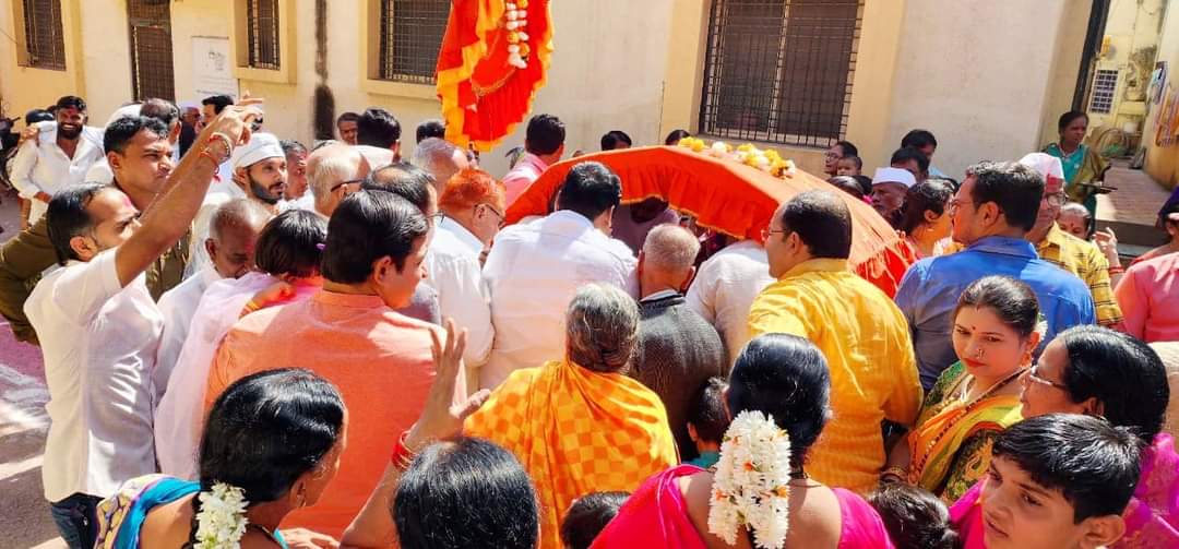 NitinSDinkar's tweet photo. बोल मोहिनिराज महाराज कि जय, जयघोषत करीत पारंपारिक उत्साहात पालकी मिरवणुक पार पडली.
#नेवासा #Newasa #nitindinkar #nitindinkarbjp https://t.co/GDVj6ACUx1