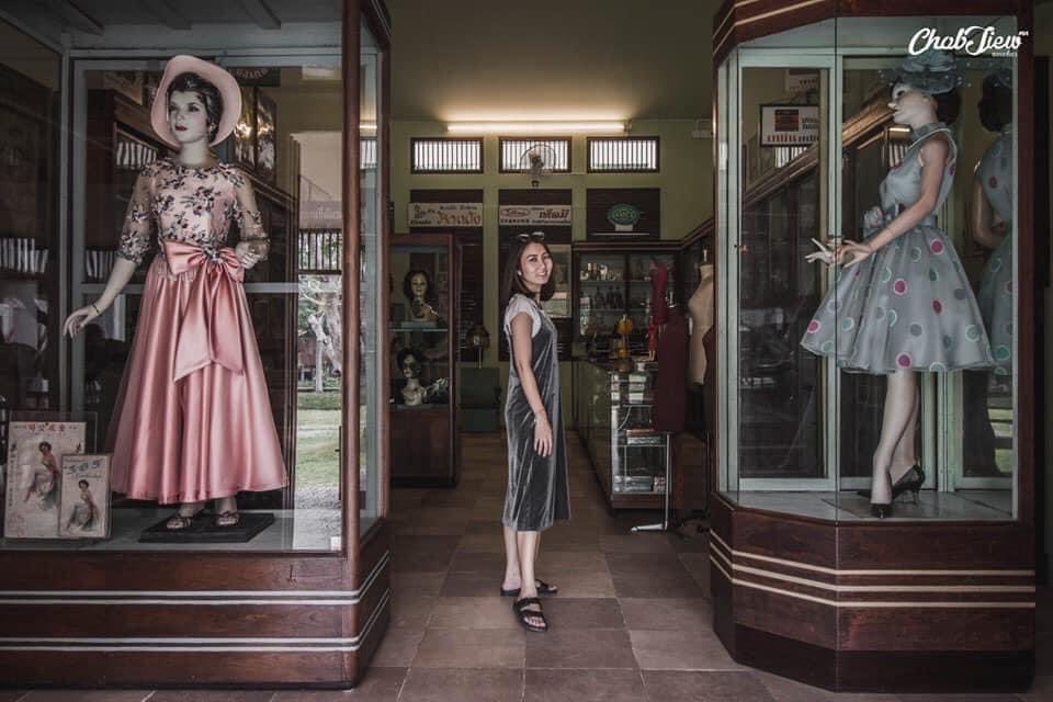 Satawatsiam's tweet photo. “ เลิศวิไล” จริงๆ 
ขอขอบพระคุณเหล่านางแบบกิตติมศักดิ์ทุกๆท่าน มา ณ ที่นี้ ด้วยค่ะ

Thank you so much.
See you at Damnoen Saduak, Ratchaburi.
https://t.co/GITEjMsNTd
Tel: 083 0679550

#เที่ยวราชบุรี
#สะพายกล้อง ท่องศตวรรษสยาม
#หุ่นโชว์เสื้อสตรีปูนพลาสเตอร์ 
อายุกว่า 70 ปี https://t.co/fKcqcp1ILD