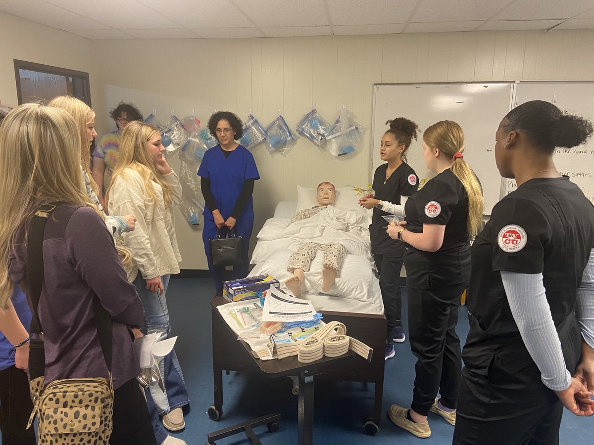 BrownsboroHigh's tweet photo. Tonight our CNA students showed off their skills to our #FutureFreshmen at BHS ππ https://t.co/icUBDDD8cH