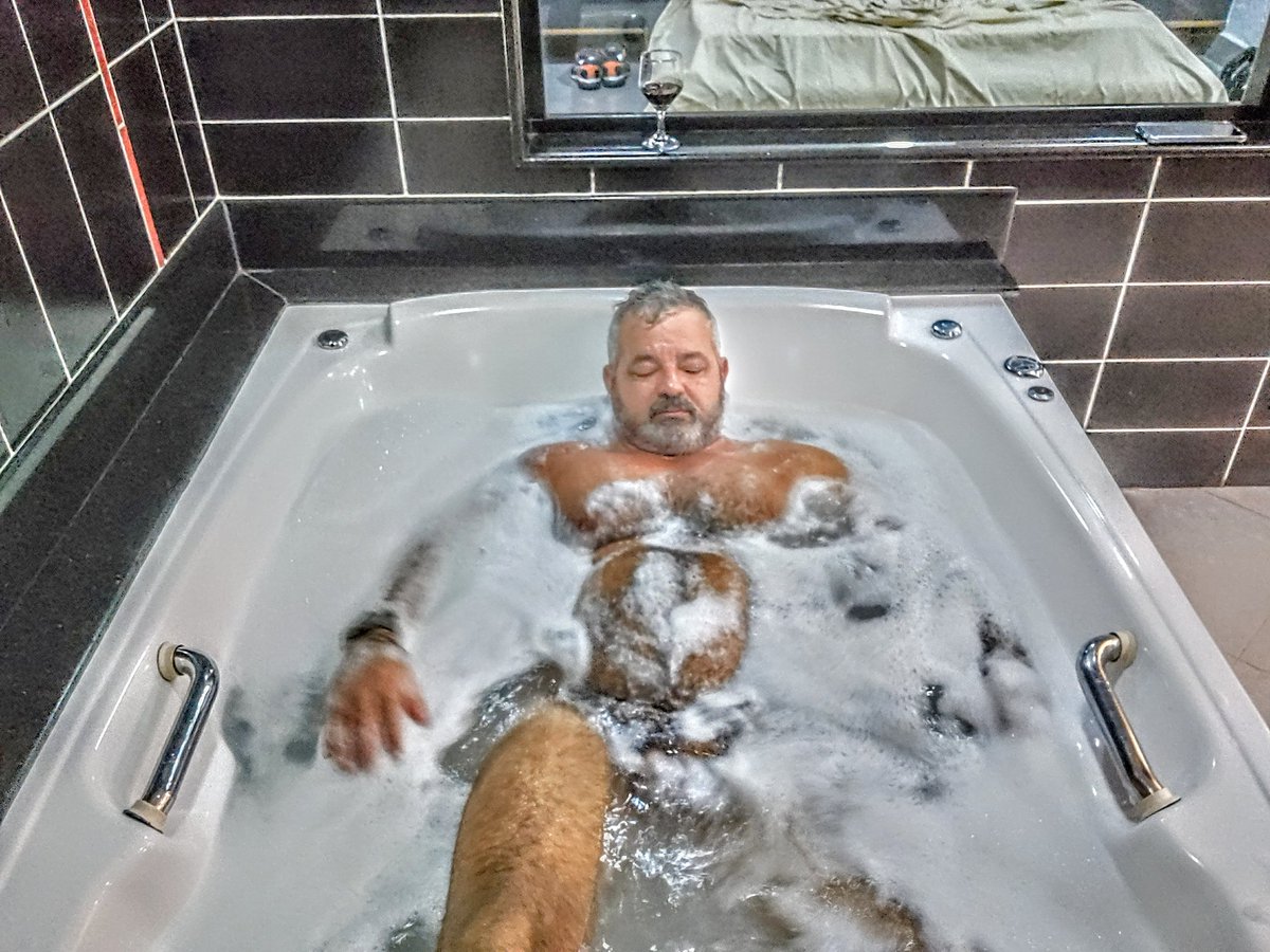Relaxando aqui na banheira💪🐻💦