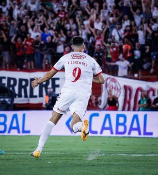 Consaborafutbol's tweet photo. #TorneoBinance | 🎈 SE SUBIÓ A LA CIMA

Con goles de Cordero, Tobio y Gudiño, Huracán le ganó 3-2 a Banfield (Chávez y Soto e/c) y sumó su segunda victoria al hilo. 

📌 El elenco de Dabove quedó como líder, junto a Lanús y Godoy Cruz. https://t.co/eJLPw02A0o