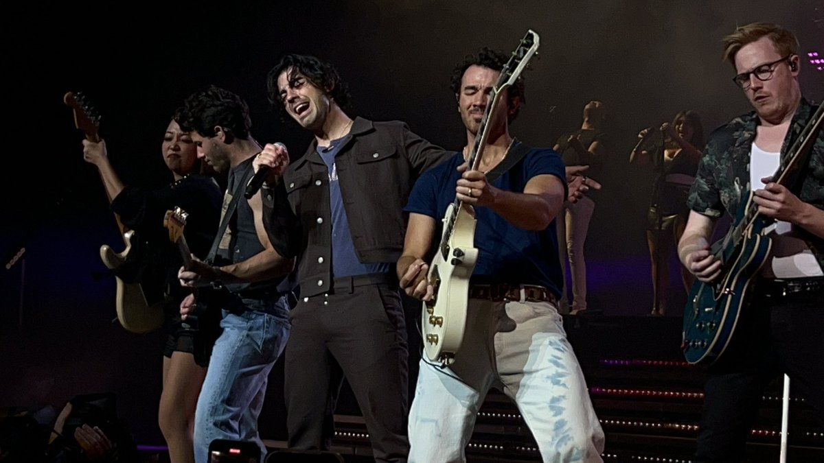 liciakling's tweet photo. Remember that time when @kevinjonas wished me happy birthday at their opening night Vegas show? 😍🥹 #November102022 #29 #isitMay5yet #TheAlbum #TheTour #JonasBrothers https://t.co/7xNTfodRAy