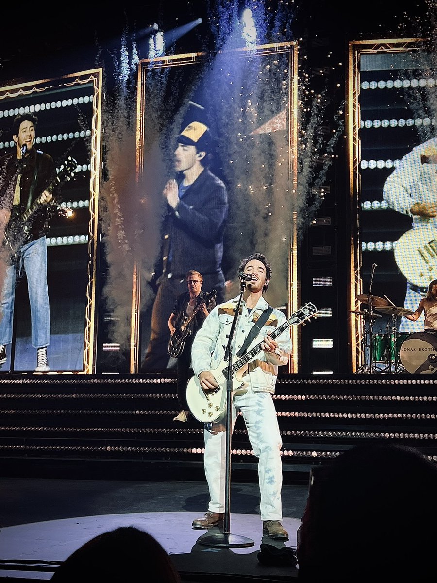 liciakling's tweet photo. Remember that time when @kevinjonas wished me happy birthday at their opening night Vegas show? 😍🥹 #November102022 #29 #isitMay5yet #TheAlbum #TheTour #JonasBrothers https://t.co/7xNTfodRAy