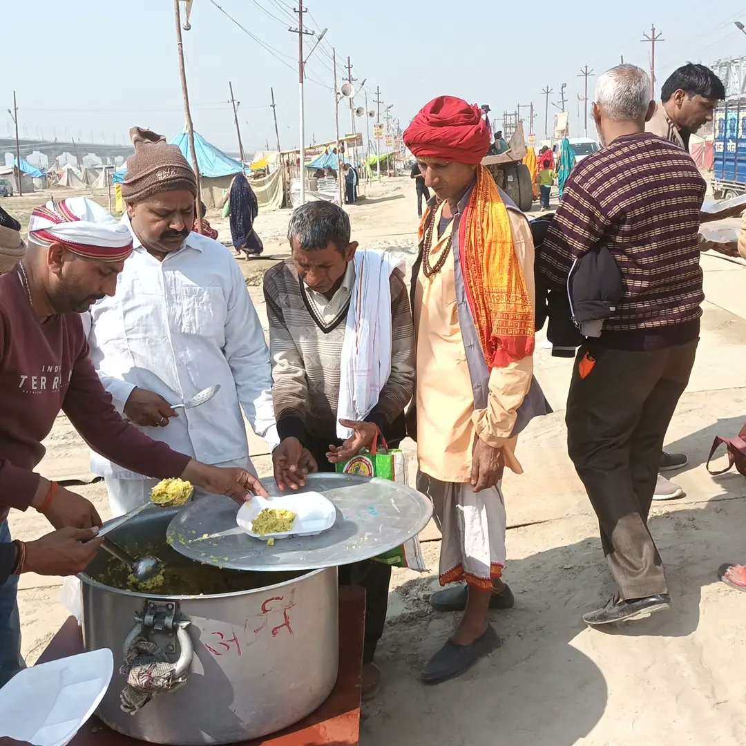 RatneshOjhabjp's tweet photo. आज प्रयागराज में पूर्णिमा के शुभ अवसर पर मां ब्रह्माणी देवी शिक्षण सेवा संस्थान एवं धर्म सम्राट स्वामी करपात्री जी सेवा ट्रस्ट के संयुक्त तत्वाधान में प्रसाद वितरण किया गया । https://t.co/EhN7owi3u1