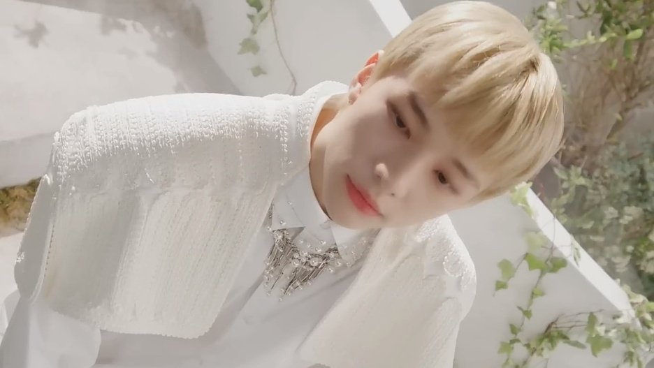 hyunjinpost's tweet photo. a prince https://t.co/xeE6J7LGLu