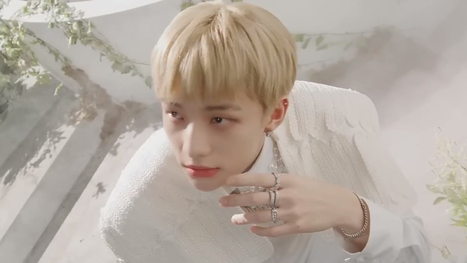 hyunjinpost's tweet photo. a prince https://t.co/xeE6J7LGLu