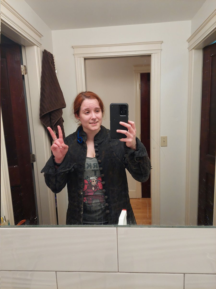 FoxxPasha's tweet photo. Did my workout with the gamby jacket on. It's a one person sauna in here rn but I gotta get used to it somehow 😅

#knightintraining #steelfighting #buhurt https://t.co/tVbeqmEcxh
