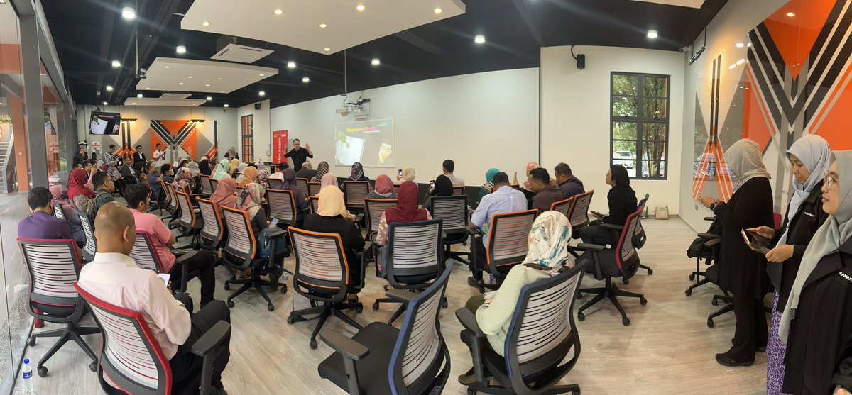 MikeReading's tweet photo. @PaulHamilton8 Kicking off a session in Malaysia with university lecturers. Super engaged bunch. #utbPD #UTBempoweringYOU https://t.co/u4myO1NdZd