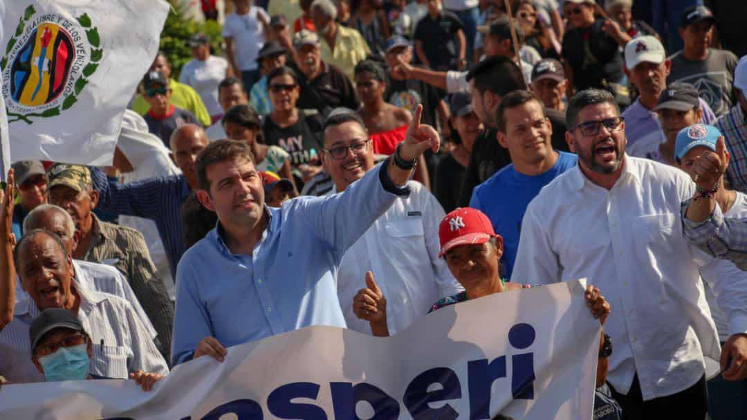 CemRaul's tweet photo. Tratando de minimizar a Carlos Prosperi, con encuestas y encuestas, hoy gana una, mañana gana la otra, pasado gana el comico, despues gana el empresario, despues el flaco,el calvo,el pastor, el borracho, el loco, la pelona y asi susecivamente pero la encuesta que gusta es esta. https://t.co/dMJuXg8Heo