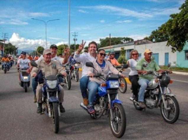 CemRaul's tweet photo. Tratando de minimizar a Carlos Prosperi, con encuestas y encuestas, hoy gana una, mañana gana la otra, pasado gana el comico, despues gana el empresario, despues el flaco,el calvo,el pastor, el borracho, el loco, la pelona y asi susecivamente pero la encuesta que gusta es esta. https://t.co/dMJuXg8Heo
