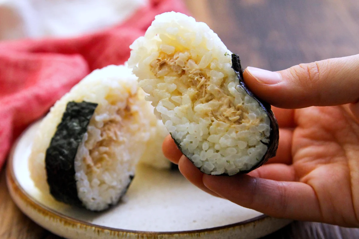 作り方が簡単だから食べたいときにさっと作れそう！とっても美味しそうな「ツナマヨおにぎり」のレシピ！