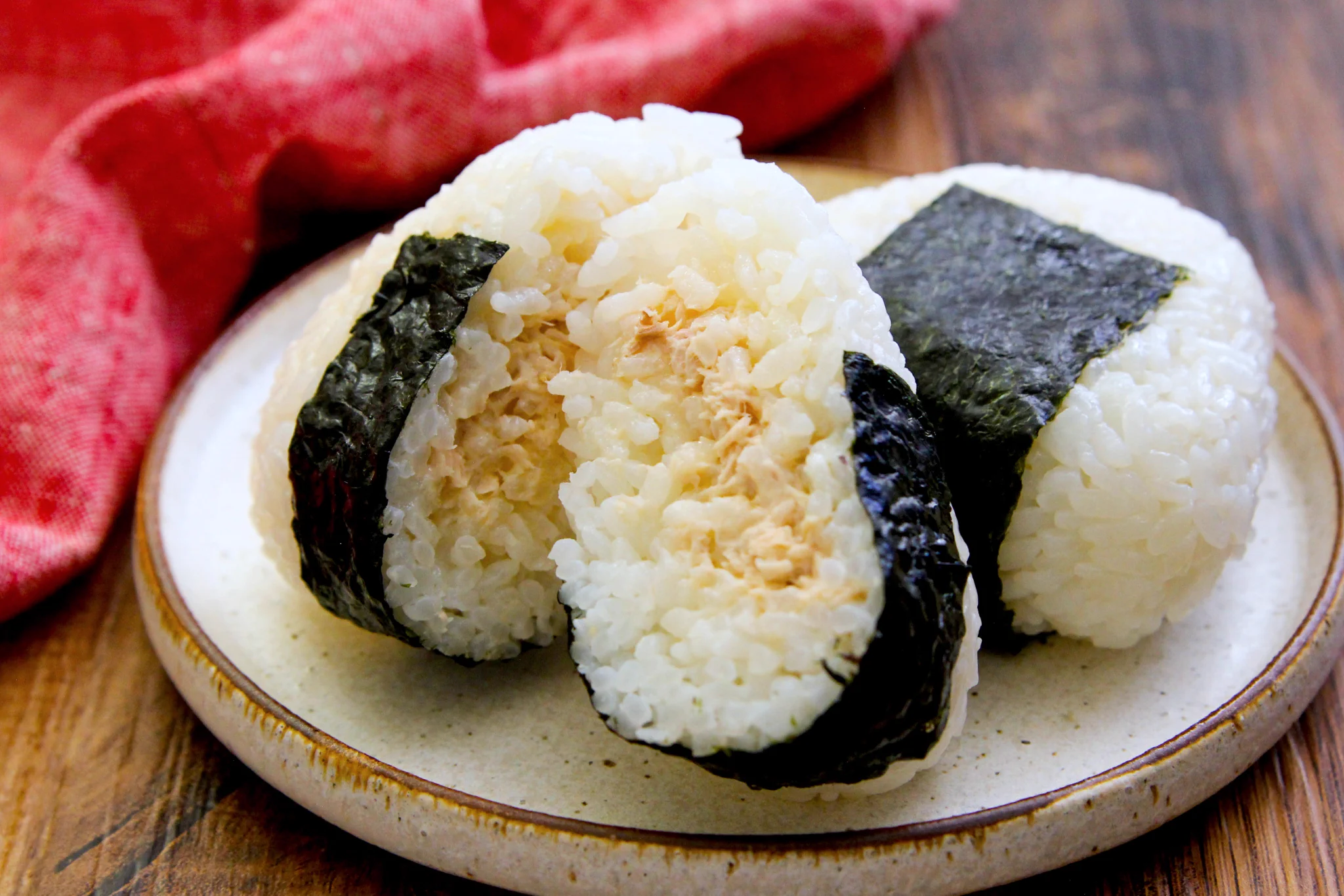 作り方が簡単だから食べたいときにさっと作れそう！とっても美味しそうな「ツナマヨおにぎり」のレシピ！