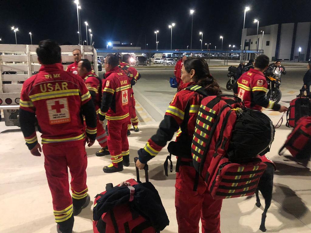 CruzRoja_MX's tweet image. Esta noche, elementos de nuestro equipo #USAR de búsqueda y rescate viajan en apoyo a #Turquia. 

Mujeres y hombres listos para ayudar a quien más lo necesite en compañía de caninos especializados.