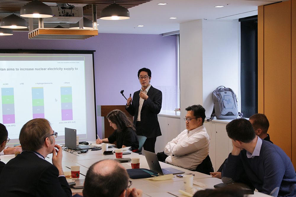 FKCCI_info's tweet photo. [#ReviewOn] What’s new in the #Korean #energysector? ⚡ On Jan 19th, #FKCCI gathered 15 of its members from top #energy-focused #companies for its first #EnergyCommittee of 2023. Read more about the event 👇 https://t.co/lX5GySGKdv https://t.co/6SEuVc6xOg