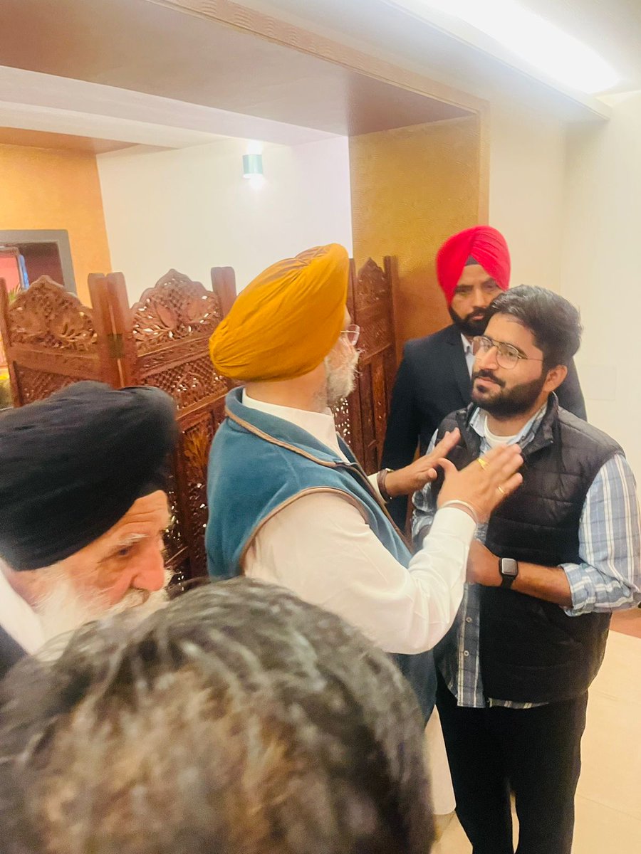AnkitDhayal02's tweet photo. आज जयपुर सर्किट हाउस मेंCHA प्रदेश अध्यक्ष @ravichawla05 ने कांग्रेस राजस्थान प्रभारी @Sukhjinder_INC जी से मुलाक़ात की व इस बजट स्तर में CHA की सेवा बहाली को लेकर माँग रखी। #CHA_की_नोकरी_बहाल_करो https://t.co/lSHOqWtiDb