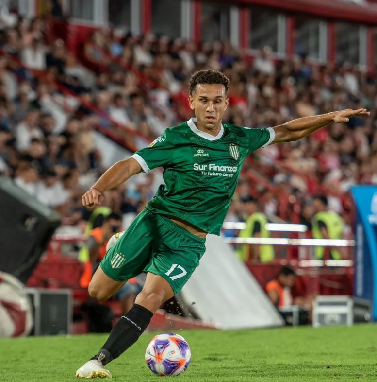 El debut de #JuanBisanz con #Banfield ⚽️:
10/10 pases convertidos 🏹 (1/2 centros)
3/3 duelos aéreos ganados ✈️
4/4 enganches exitosos ⚔️, Benítez no encontraba manera de pararlo ☠️
Su primera amarilla en Primera 🟨