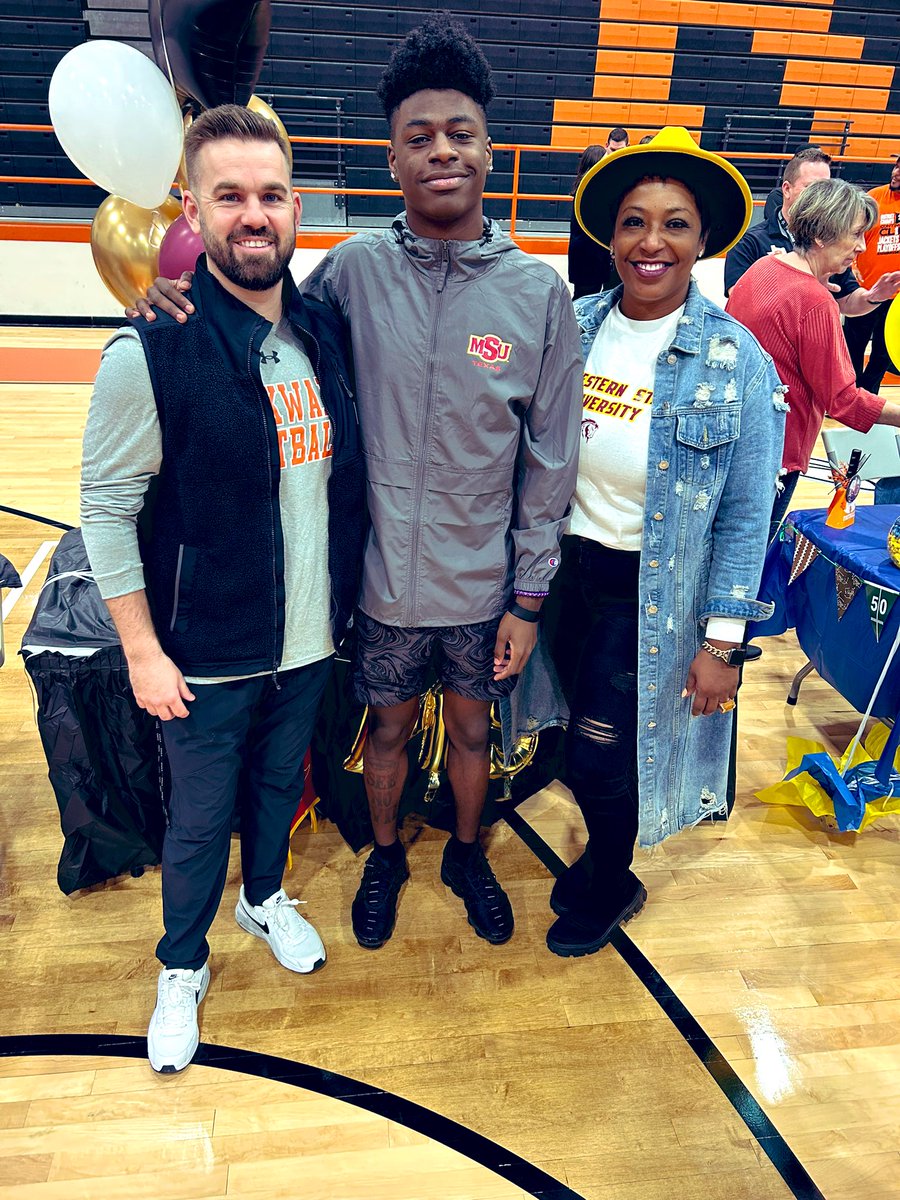 CoachColvin7's tweet photo. This one is extra special for me. This young man will have a great story to tell in the future. Love you and proud for you Q! @QuinteroJones https://t.co/A0yUtUBlkI