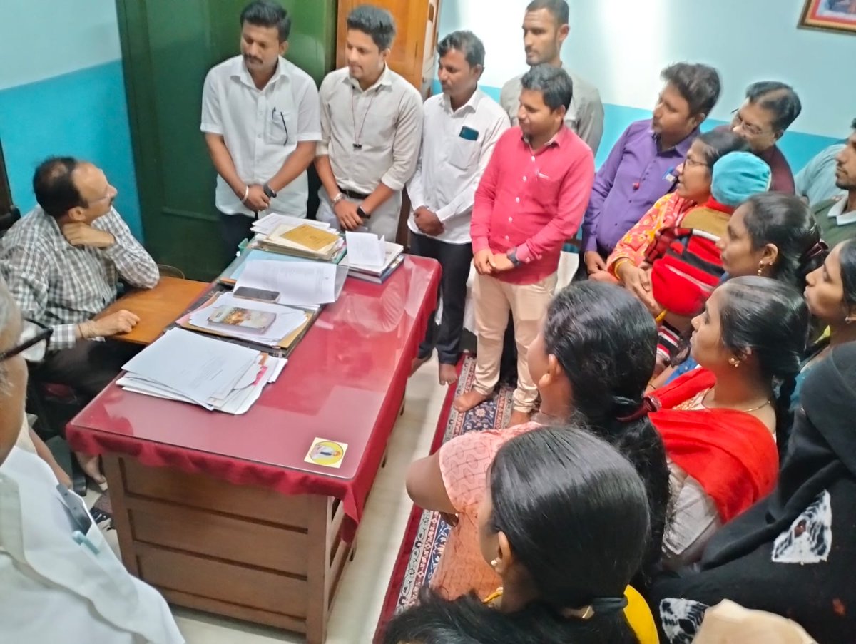 MahanteshKouja2's tweet photo. ಪದವೀಧರ ಪ್ರಾಥಮಿಕ ಶಿಕ್ಷಕರ ನೇಮಕಾತಿ ಪ್ರಕ್ರಿಯೆಯನ್ನು ವಿಳಂಬವಾಗುತ್ತಿದ್ದು  ಶೀಘ್ರವಾಗಿ   ಮುಗಿಸಿಕೊಡುವಂತೆ ಸರ್ಕಾರದ ಗಮನ ಸೆಳೆಯಲು ಮತ್ತು ಅಧಿವೇಶನದಲ್ಲಿ  ಚರ್ಚಿಸಲು  ನಮ್ಮ ಕ್ಷೇತ್ರದ ನೂರಾರು ಪರಿಕ್ಷಾರ್ಥಿಗಳು ಬೇಟಿ ಮಾಡಿ ಮನವಿ ಸಲ್ಲಿಸಿದರು,  ಅವರ ಮನವಿಗೆ ನಾನು ಸ್ಪಂದಿಸಿದ್ದು ಕೂಡಲೇ ಸರ್ಕಾರದ  ಗಮನಕ್ಕೆ ತರುವ ಪಯತ್ನ ಮಾಡುತ್ತೆನೆ https://t.co/2FEO0ycZ8U