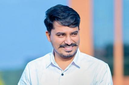ZeeTeluguLive's tweet photo. HYD:హీరో నవీన్రెడ్డి అట్లూరి అరెస్ట్.ఎన్స్క్వేర్ కంపెనీలో డైరెక్టర్గా పనిచేసిన నవీన్రెడ్డి.డైరెక్టర్లకు తెలియకుండా కంపెనీ ఆస్తులు తాకట్టు పెట్టుకున్న నవీన్రెడ్డి.ఫోర్జరీ సంతకాలతో కంపెనీ ఆస్తులను రిజిస్ట్రేషన్ చేసుకున్నట్లు ఆరోపణలు (1/2)
#zeenews #NaveenReddy #NSquare https://t.co/OuFSOXCvxv