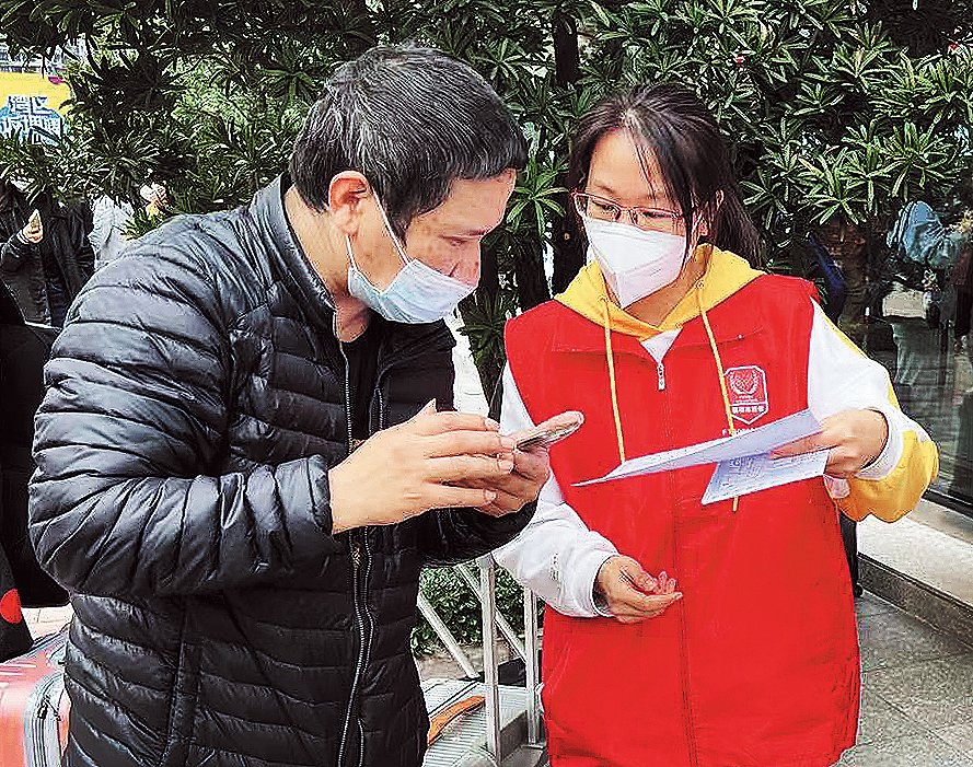 iGuangdong's tweet photo. 💁‍♂️👍 "I felt pride and happiness when the Hong Kong compatriots said 'thank you' after I offered them a helping hand," said Gu Junsong, who is a captain of a volunteer team at #Shenzhen's Futian Exit-Entry Port bordering #HongKong. #GDstories #GBAfocus https://t.co/tXMhN3SzYQ