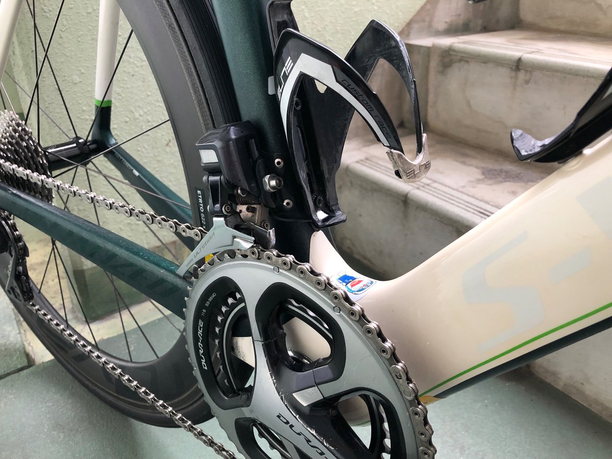 kanta_kobori's tweet image. インドアトレーニングでも自転車は汚れます🚲

洗車して気分一新！

あ、自転車になんか貼ってある…笑

#GNLab #essential2 #WAKOS #csdesignworks #kyototoyota #yamatokogyo #FIT #ekoi #CycleGaragePaz #DoCorsaNove #ACTIVIKE #コボリモン