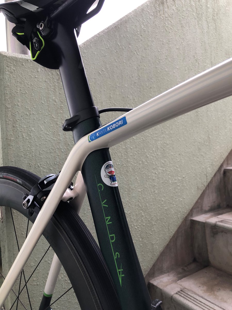 kanta_kobori's tweet image. インドアトレーニングでも自転車は汚れます🚲

洗車して気分一新！

あ、自転車になんか貼ってある…笑

#GNLab #essential2 #WAKOS #csdesignworks #kyototoyota #yamatokogyo #FIT #ekoi #CycleGaragePaz #DoCorsaNove #ACTIVIKE #コボリモン