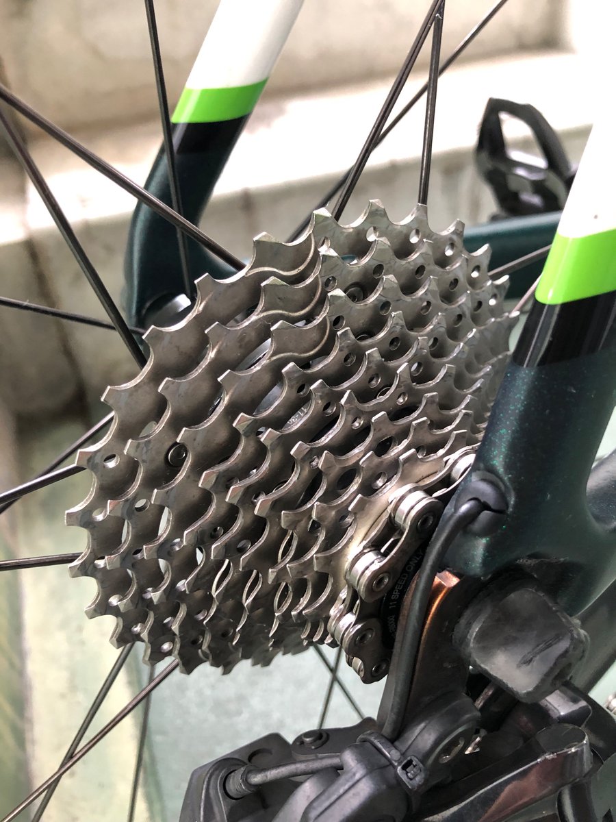 kanta_kobori's tweet image. インドアトレーニングでも自転車は汚れます🚲

洗車して気分一新！

あ、自転車になんか貼ってある…笑

#GNLab #essential2 #WAKOS #csdesignworks #kyototoyota #yamatokogyo #FIT #ekoi #CycleGaragePaz #DoCorsaNove #ACTIVIKE #コボリモン