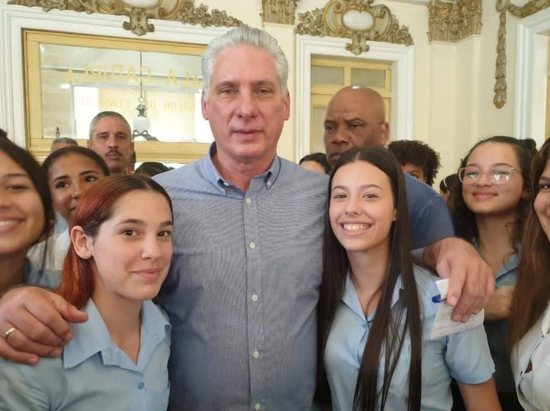 Nuestros muchachos de la <a href="/FEEM_Cuba/">FEEM de Cuba ✌️🇨🇺</a> con el Presidente <a href="/DiazCanelB/">Miguel Díaz-Canel Bermúdez</a>... Ellos intercambiaron con él y con otros candidatos a diputados por el municipio de #VillaClara. #MejorEsPosible <a href="/UJCdeCuba/">UJC de Cuba</a> <a href="/DrRobertoMOjeda/">Dr. Roberto Morales Ojeda</a>
