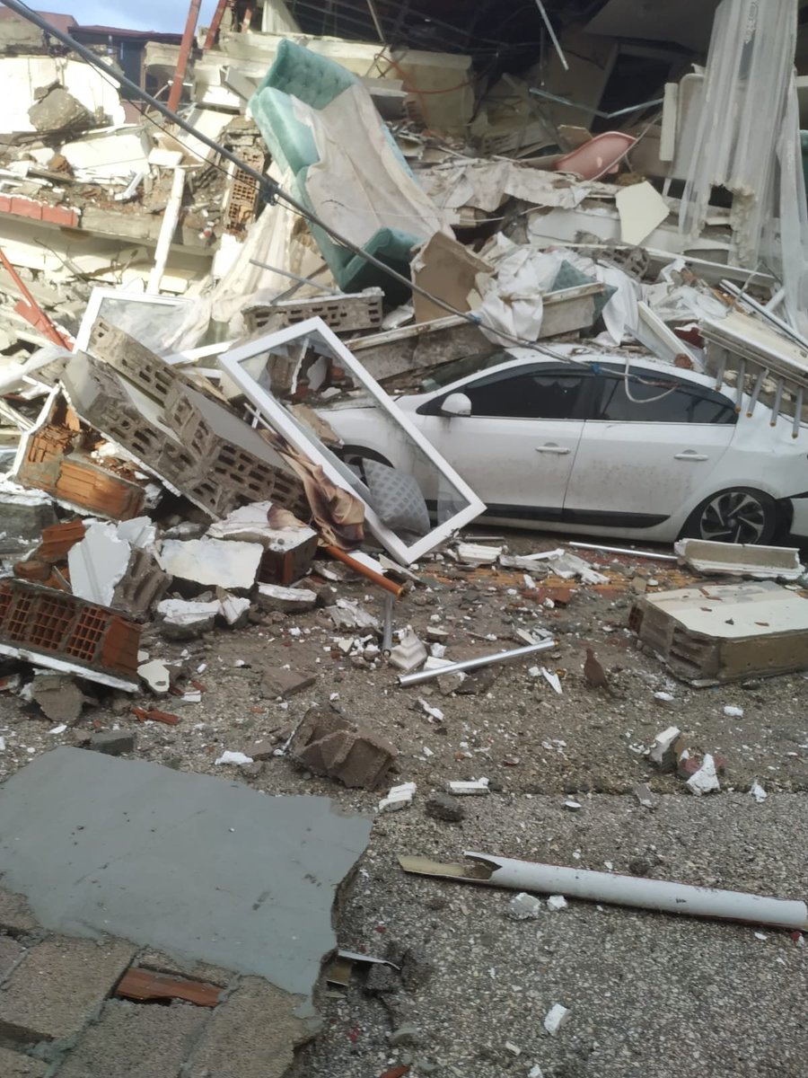 canbabak's tweet photo. Samandağ/Hatay | Çarşı merkez ve Belediye binasından Samandağ çıkışına kadar her yer bu durumda. AFAD yok, yardım yok, su yok, koşullar ortada. Görüntüler arkadaşımdan. @ahbap @haluklevent @BabalaTv @OguzhanUgur @cuneytozdemir @esaskenan @haskologlu @lordsinov @AFADBaskanlik https://t.co/A3fscfgKHC