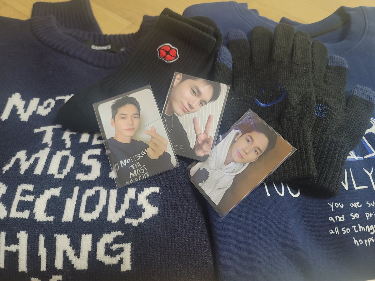 드디어~~~~
오래기다린 만큼 너무 반갑네~♡
포카 사진 너무  이쁘다