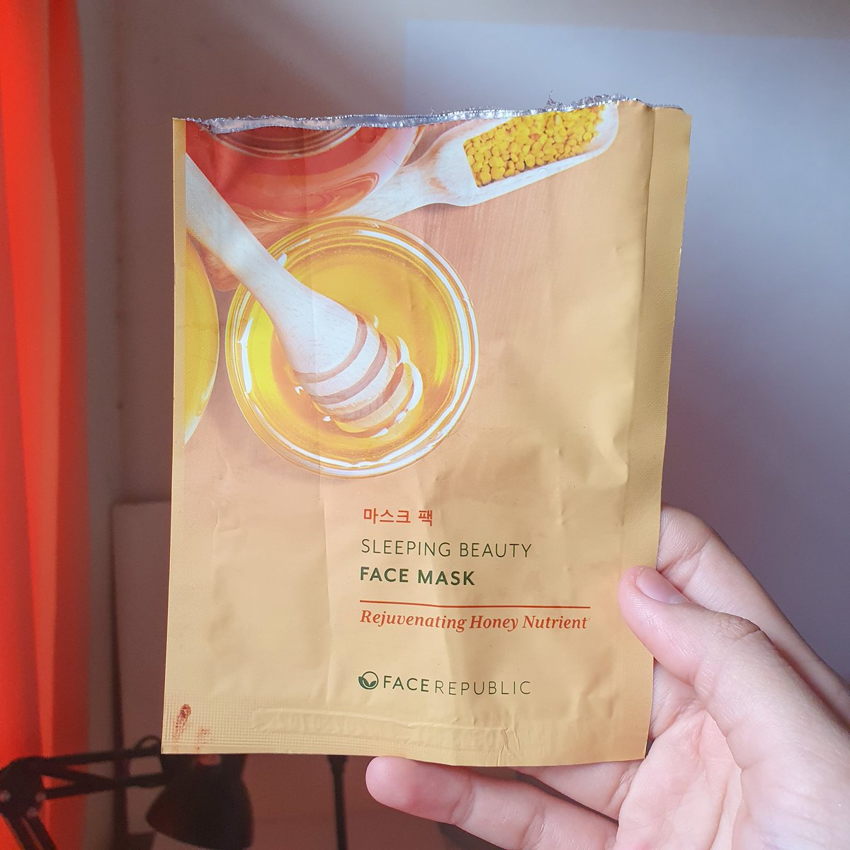 Semalem pakai sheet mask Sleeping Beauty Mask <a href="/facerepublic_id/">Face Republic Indonesia</a> 

unik banget ada penutup matanya, area kelopak mata juga jadi lembab &amp; relax banget pakai ini.
ini enak deh, essencenya banyak tapi gak sampai berantakan kemana mana 🥰
#racunskincare #racuninskincare