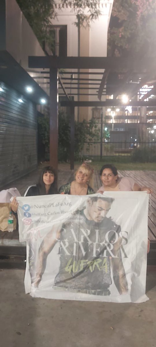 NuncaPLaFe's tweet photo. Ya estamos aquí @_CarlosRivera @mikenoriega @SonyMusicArg  plaza houssay listas para verte https://t.co/51QiTnpc6l