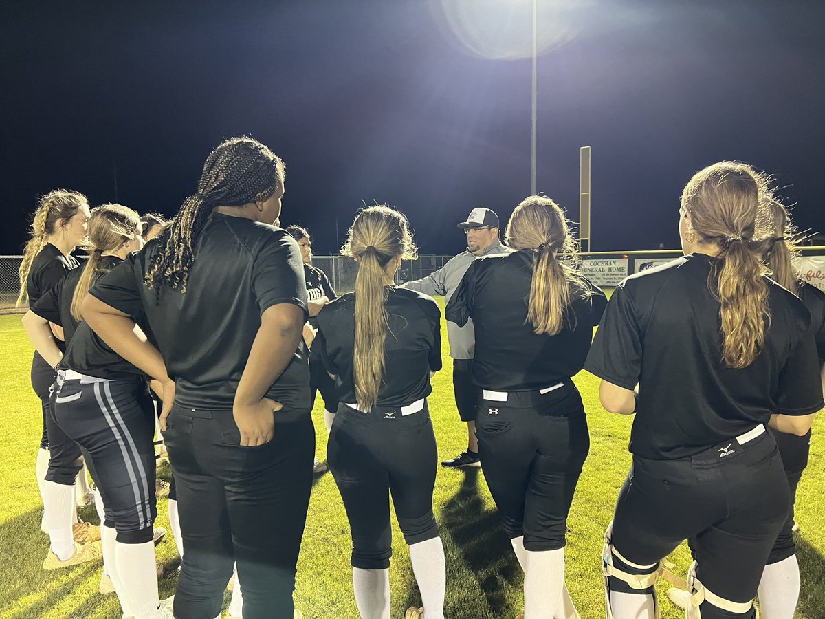 Monday night scrimmaging &amp; <a href="/Whataburger/">Whataburger®</a> 🔥🔥

#TexasHSSoftball