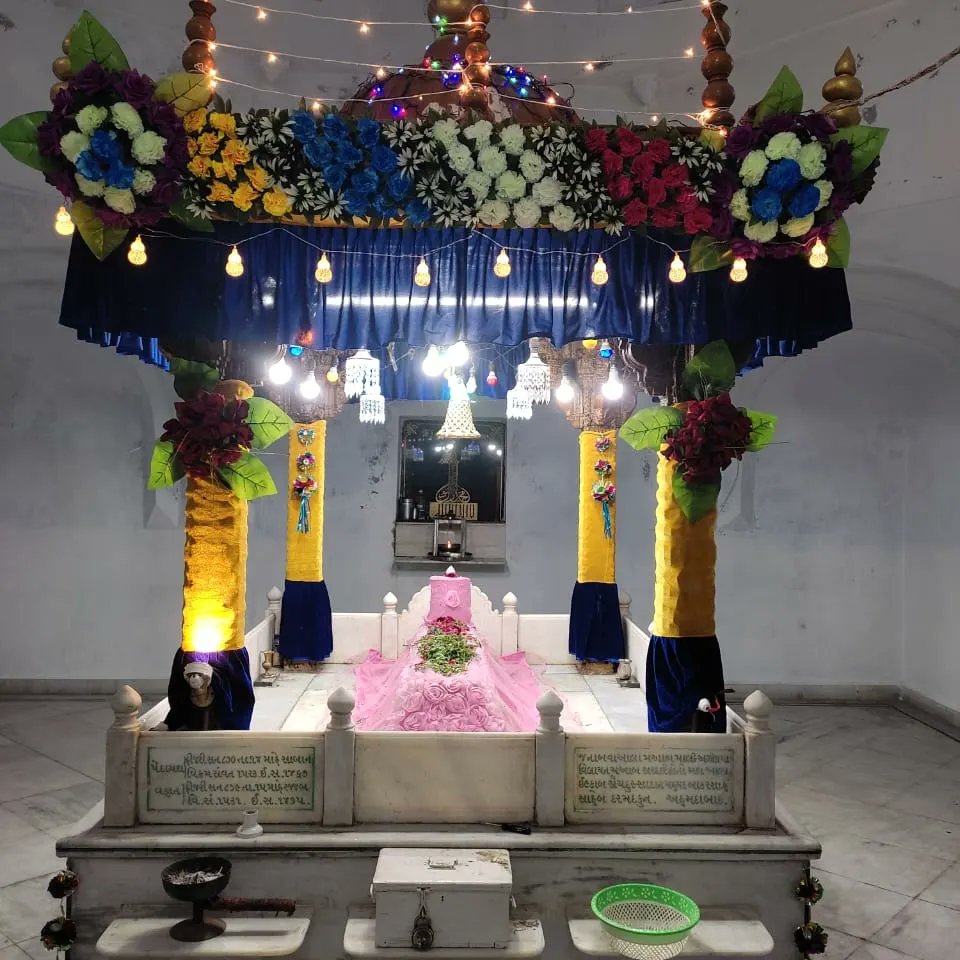 PiranaDargah's tweet photo. #15Rajjab સંદલ વ ઉર્સ મુબારક હઝરત સૈયદ બાકર શાહ ઇબ્ને હઝરત સૈયદ ઇમામુદ્દીન કુફ્રશિકન (ર.હ)

આપ સૈયદ ઈમામ શાહ બાવા કે બેટે હે 

આપકા વિસાલ ૧૫ રજ્જબ, 
આપકા મઝાર અહમદાબાદ કે ચાર ટોળા   કબ્રસ્તાન, ગોમતીપુર મે હૈં.

#15rajab #સતપંથ #satpanth #imamshahbawa #chalosatkepanthpar https://t.co/L6vlElwE6i