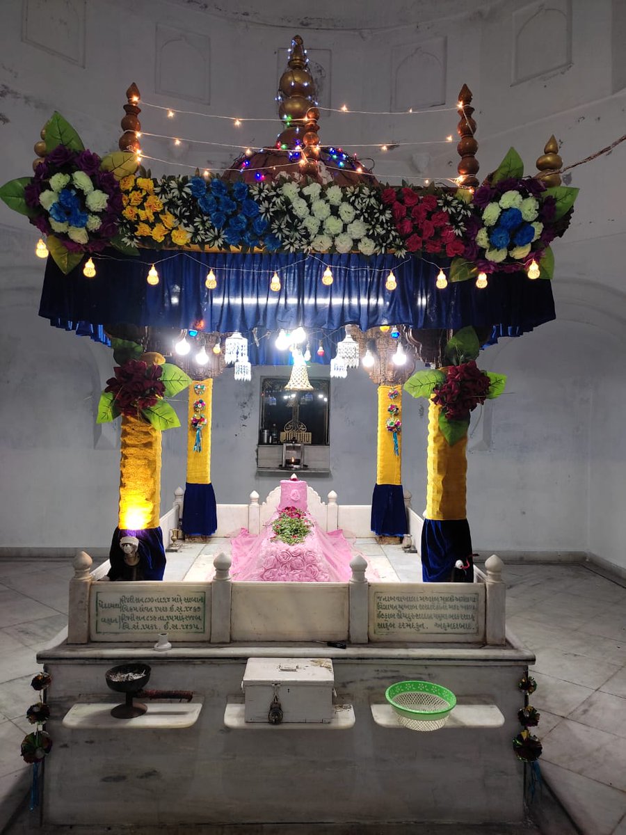 PiranaDargah's tweet photo. #15Rajjab સંદલ વ ઉર્સ મુબારક હઝરત સૈયદ બાકર શાહ ઇબ્ને હઝરત સૈયદ ઇમામુદ્દીન કુફ્રશિકન (ર.હ)

આપ સૈયદ ઈમામ શાહ બાવા કે બેટે હે 

આપકા વિસાલ ૧૫ રજ્જબ, 
આપકા મઝાર અહમદાબાદ કે ચાર ટોળા   કબ્રસ્તાન, ગોમતીપુર મે હૈં.

#15rajab #સતપંથ #satpanth #imamshahbawa #chalosatkepanthpar https://t.co/L6vlElwE6i