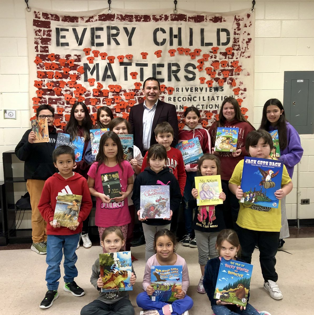 Thank you so much to <a href="/WabKinew/">Wab Kinew</a> for being a guest reader this afternoon at our school! 📚👏🏻 #ilovetoread #BSDSchools #community