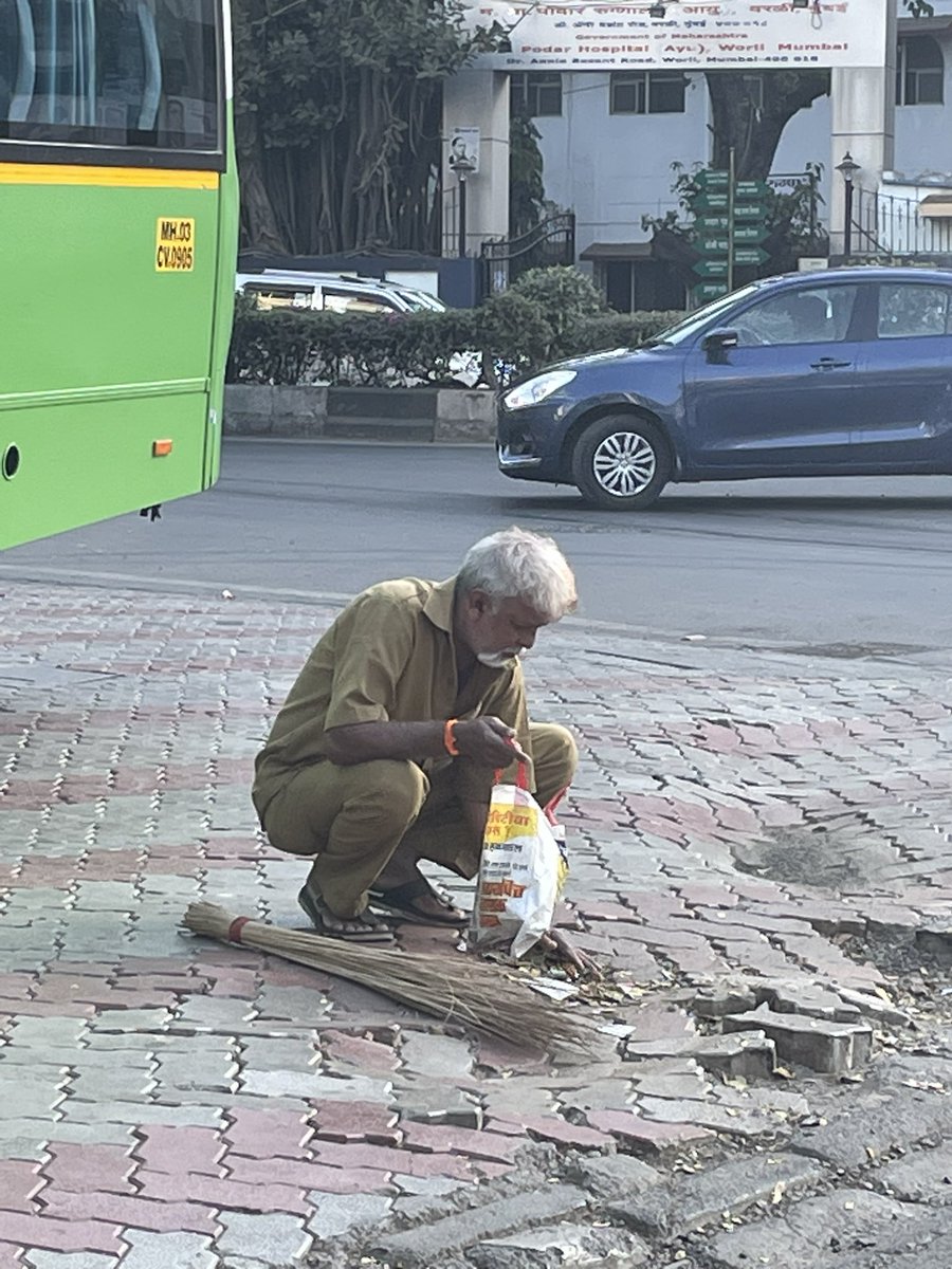 AEHarshada's tweet photo. Dear Mumbaikar 

Those small pieces of paper, that candy wrapper, plastic bottle, that bag of chips..everything that you  discard on the streets has to be physically picked up by someone. Be kind use a dustbin, and if there isn’t one around use your pocket. #keepmumbaiclean https://t.co/Mty7n47UNM