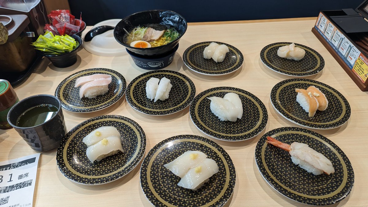 muneroby's tweet image. あまり行かない一人回転寿司。
最近の良くない傾向もあり応援も兼ねて行ってきました。
それにしてもネタの好みが...真っ白ｗ
少しでも景気回復に貢献♫
食べすぎた感は否めない💦
今日ははま寿司🍣
#回転寿司
#日本経済復活支援隊