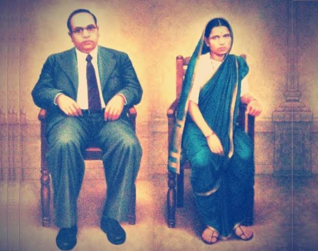 Awhadspeaks's tweet photo. आज रमाबाई आंबेडकर यांची जयंती...
एका प्रसंगी बाबासाहेबांच्या सत्कार समारंभात रमाईला नेसायला लुगडे नव्हते तेव्हा रमाईने बाबासाहेबांचा फेटा लुगडे म्हणून घातला
खरंच त्यांनी अपार कष्ट सोसले म्हणूनच बाबासाहेबांना शून्यातून बहुजनांचे हे समृद्ध विश्व निर्माण करता आले.
कोटी कोटी प्रणाम https://t.co/0JUzUXHgJh
